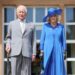 Rei Charles e Rainha Camilla plantam árvore real em festa no jardim da Irlanda do Norte
