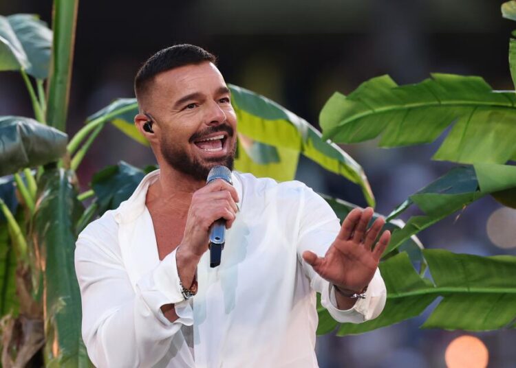 Ricky Martin está seguro após 'gás lacrimogêneo' interromper show em Montenegro