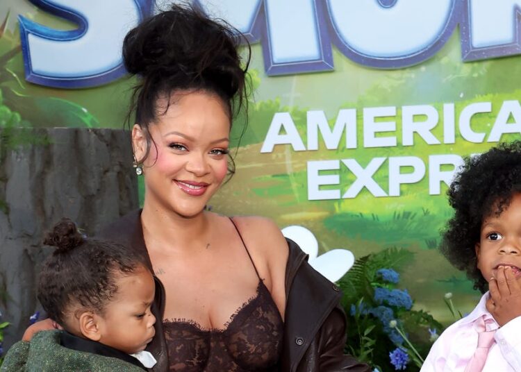 Rihanna estreia uma tatuagem de rabisco desenhada por seus filhos pequenos