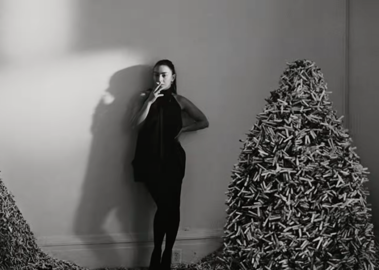 Rock ou não, estamos vivendo para o novo videoclipe de Charli XCX