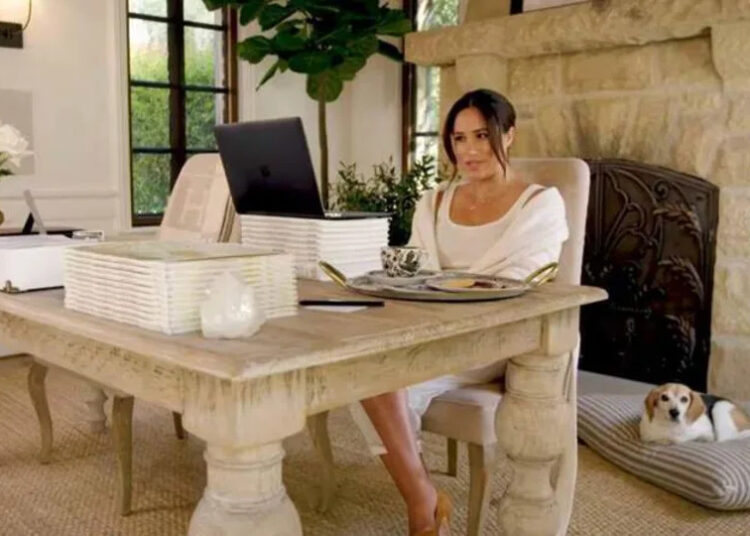 Royal Roast: Mansão Montecito do Príncipe Harry e Meghan Markle 'zombada' pelos vizinhos - 'Parece Olive Garden em 1994'