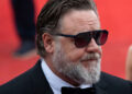 Russell Crowe aborda críticas à interação com quem busca autógrafos