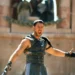 Russell Crowe coloca os fãs de Paris em seus lugares - e depois dá autógrafos