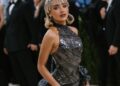 Sabrina Carpenter usa vestido Dior 'Sabrina' personalizado no Met Gala 2026