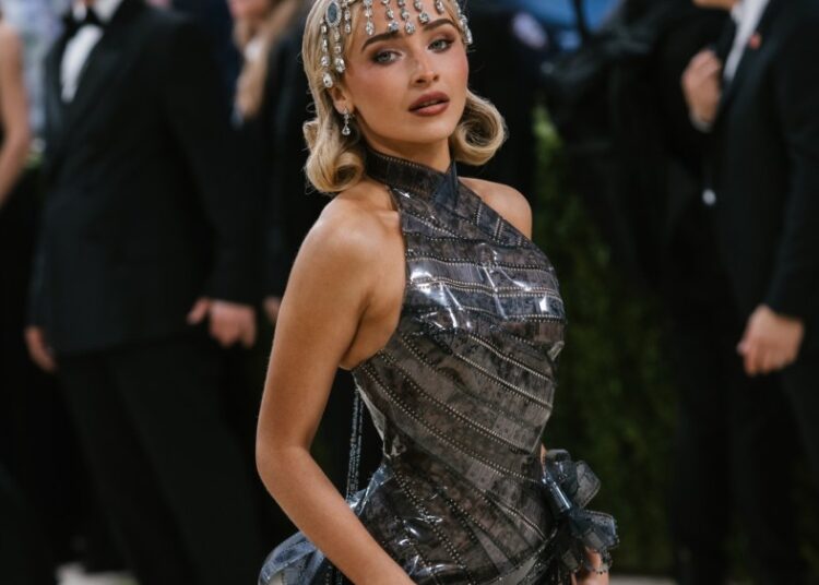 Sabrina Carpenter usa vestido Dior 'Sabrina' personalizado no Met Gala 2026