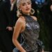 Sabrina Carpenter usa vestido Dior 'Sabrina' personalizado no Met Gala 2026