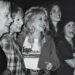 Sally Field diz que seu filho brinca que estar em “Steel Magnolias” ambientado quando bebê é ‘por que ele é gay’ (exclusivo)