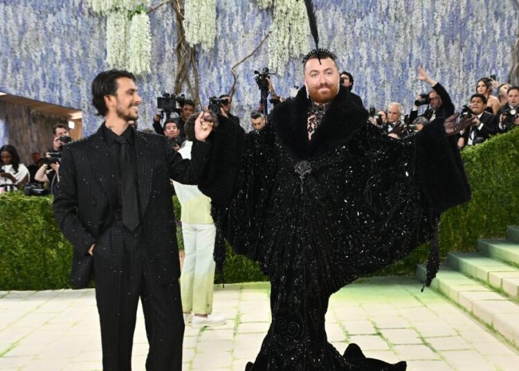 Sam Smith supostamente noivo do designer Christian Cowan