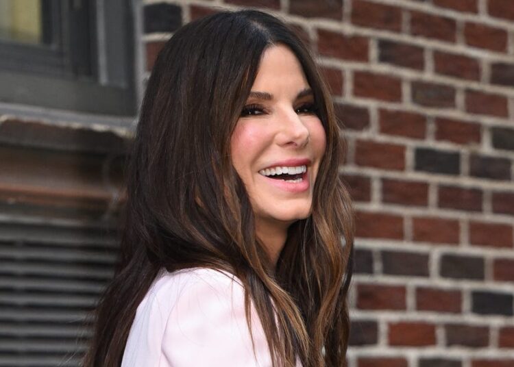 Sandra Bullock compartilha uma foto rara e doce de seus dois filhos