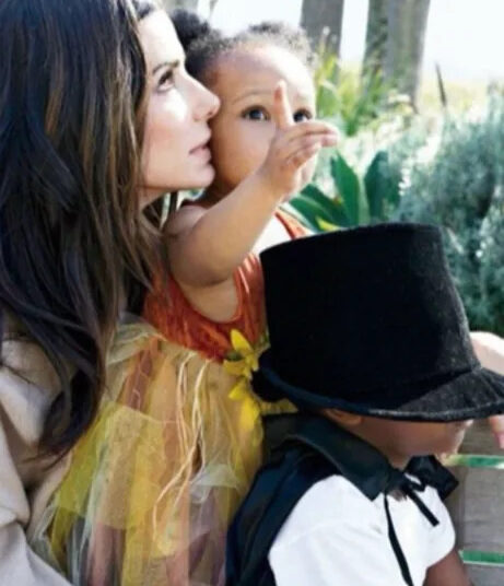 Sandra Bullock revela foto rara de seus filhos, Louis e Laila, em sincera homenagem ao Dia das Mães