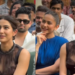 Sara Ali Khan saiu CHOCADA quando o comentário polêmico do apresentador se tornou VIRAL no lançamento do trailer de Pati Patni Aur Woh Do