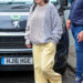 Selena Gomez prova que a tendência “amarelo manteiga” não vai derreter no verão de 2026