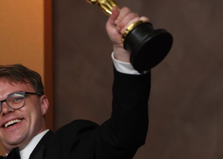 'Senhor. Oscar do diretor de Ninguém Contra Putin é encontrado após disputa com companhia aérea
