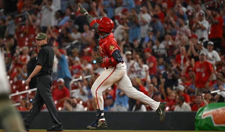 Série dos Cardinals vence Royals inspirada em grupo improvável de fãs