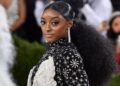 Simone Biles pula o Met Gala para passar uma noite muito saudável na mansão do Texas