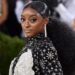 Simone Biles pula o Met Gala para passar uma noite muito saudável na mansão do Texas