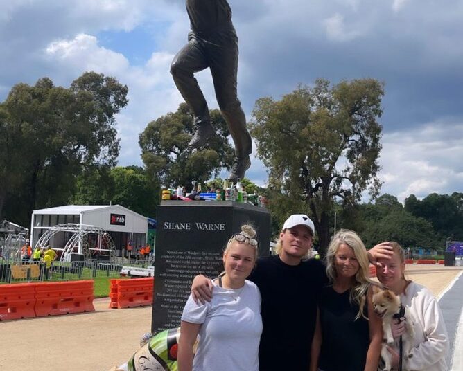 Simone Callahan fala sobre o momento em que descobriu que Shane Warne morreu, o filho Jackson faz uma admissão devastadora