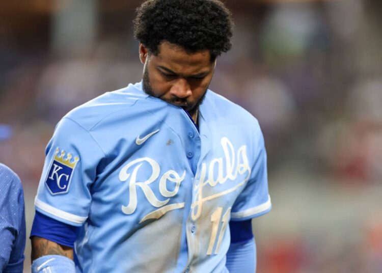 Star Infielder do Royals sai do jogo com lesão e derrota para o Rangers