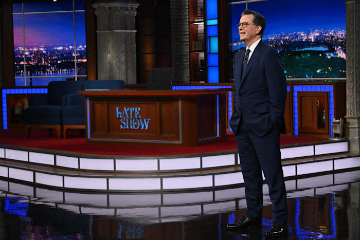 Stephen Colbert está de volta à TV no acesso à comunidade em Michigan junto com o roqueiro Jack White