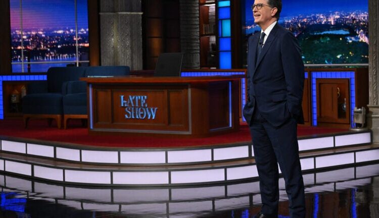 Stephen Colbert está de volta à TV sobre acesso comunitário em Michigan