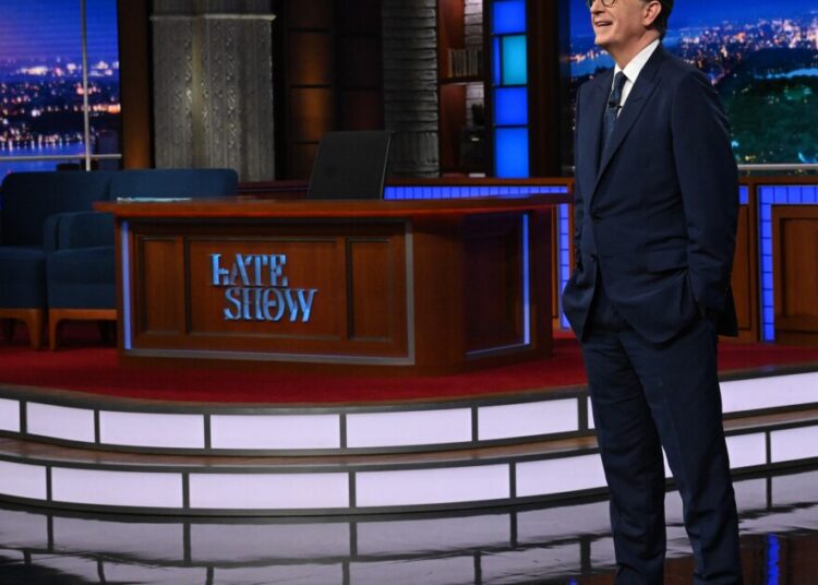Stephen Colbert retorna à estação pública de Monroe após o show final de 'Late Night'