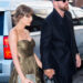 Taylor Swift combina vestido de US$ 2.000 com bolsa de US$ 1.700 enquanto participa de jantar com o noivo Travis Kelce em Nova York