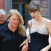 Taylor Swift foi flagrada jantando com toda a família em Nova York