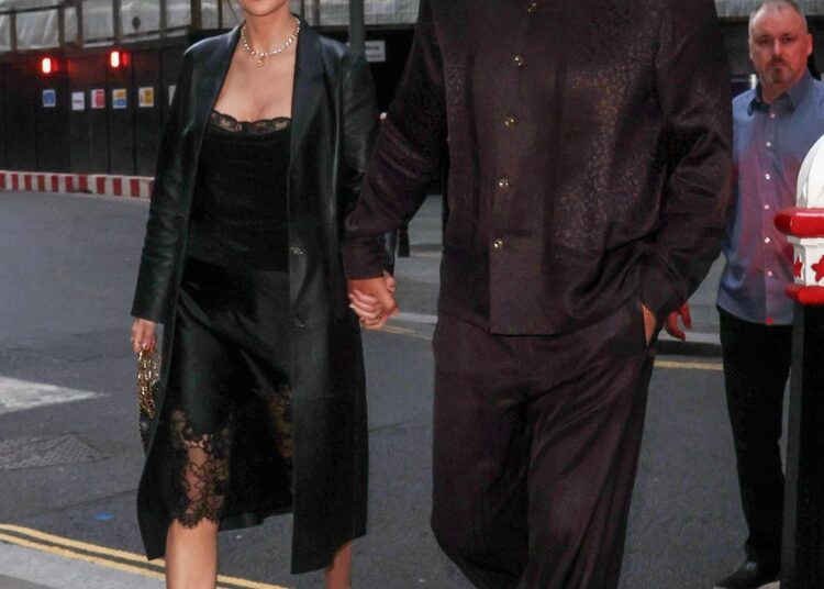 Taylor Swift se veste de lingerie para um encontro em Londres com Travis Kelce