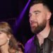 Taylor Swift usa look slip de renda preta em encontro em Londres com Travis Kelce