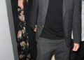 Taylor Swift usa um vestido floral preto para um encontro noturno em Londres com Travis Kelce
