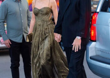 Taylor Swift usa uma suíte de joias de Elizabeth Taylor que supostamente foi comprada por seu noivo, Travis Kelce