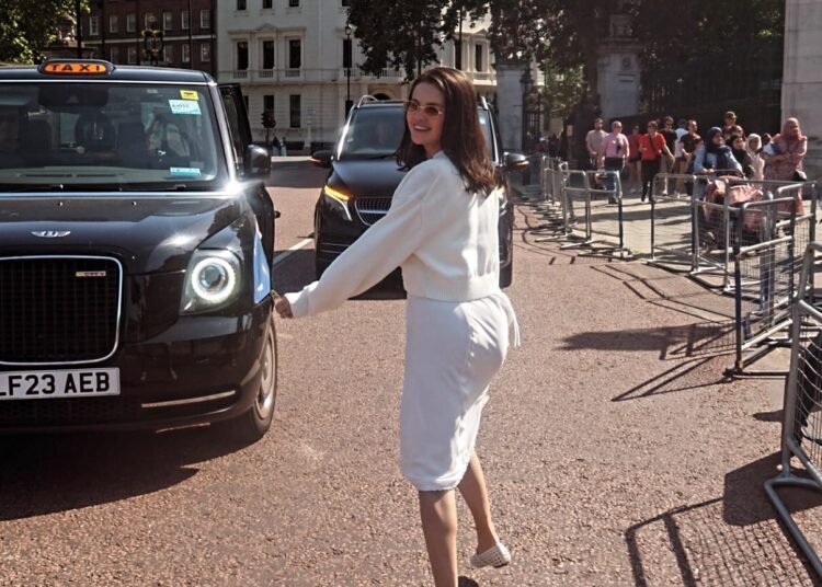 The Studded Mary Janes Trend junta-se a Selena Gomez em Londres
