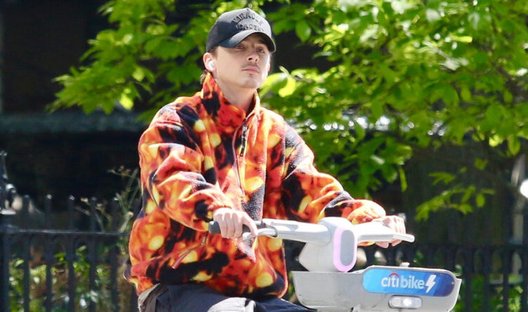 Timothee Chalamet vai para um passeio de bicicleta à tarde em Nova York – Just Jared – Notícias e fofocas de celebridades