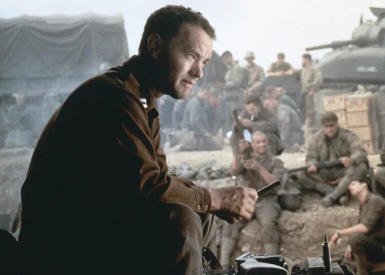 Tom Hanks revela por que continua assumindo projetos da Segunda Guerra Mundial 25 anos depois de “Band of Brothers”: ‘I’ve Been Wrestling with This’