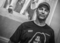 Tom Morello se une a Serj Tankian do System Of A Down e seu filho Roman para o poderoso novo single ‘Adjourn It’: “Cada ato de arte é um ato de resistência”