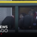 Torcedor cai no bullpen durante jogo do White Sox-Royals no Rate Field