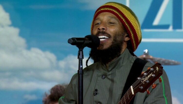 Veja Ziggy Marley cantando a nova música 'Why Let the World' ao vivo