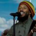 Veja Ziggy Marley cantando a nova música 'Why Let the World' ao vivo