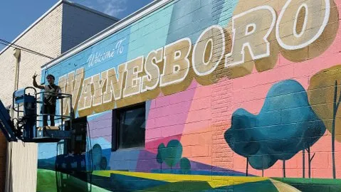 Veja seis novos murais e ouça música ao vivo no evento no centro de Waynesboro