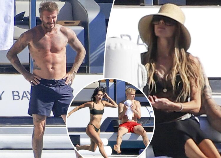 Victoria Beckham e David passam férias em um iate em Ibiza