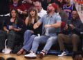 Vida de um fã de basquete: Taylor Swift vai ao Cavs-Knicks em Cleveland com o noivo Travis Kelce