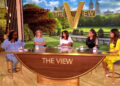 Whoopi Goldberg se censura em “The View” antes de um deslize quase profano ao vivo: 'Você pegou!'