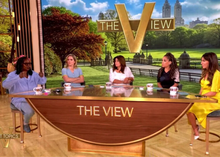 Whoopi Goldberg se censura em “The View” antes de um deslize quase profano ao vivo: 'Você pegou!'