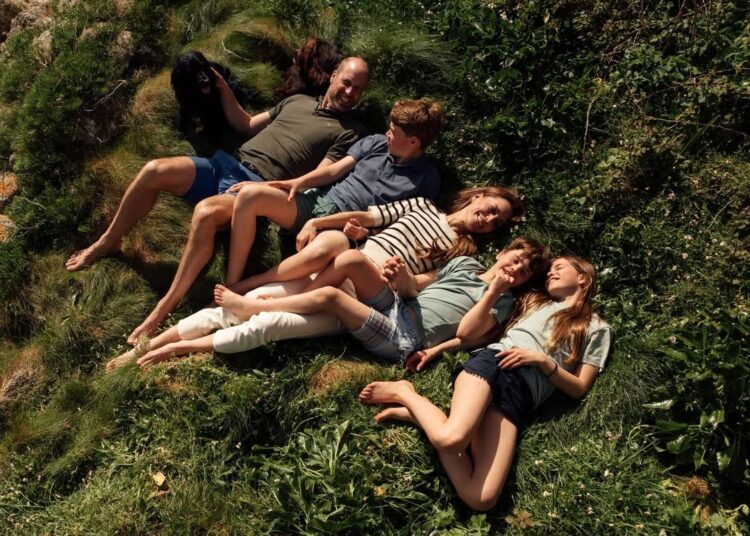 William e Kate apresentam novo membro da família real ao comemorar 15 anos de casamento