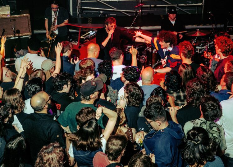 Yard Act toca o novo álbum 'You're Gonna Need A Little Music' completo em show surpresa íntimo em Londres