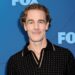 A ex-mulher de James Van Der Beek, Heather McComb, se casa novamente após sua morte