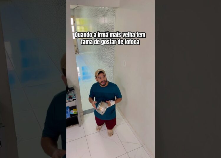 QUANDO a IRMÃ mais VELHA tem FAMA de GOSTAR de FOFOCA #shortsfeed #humor #comedia