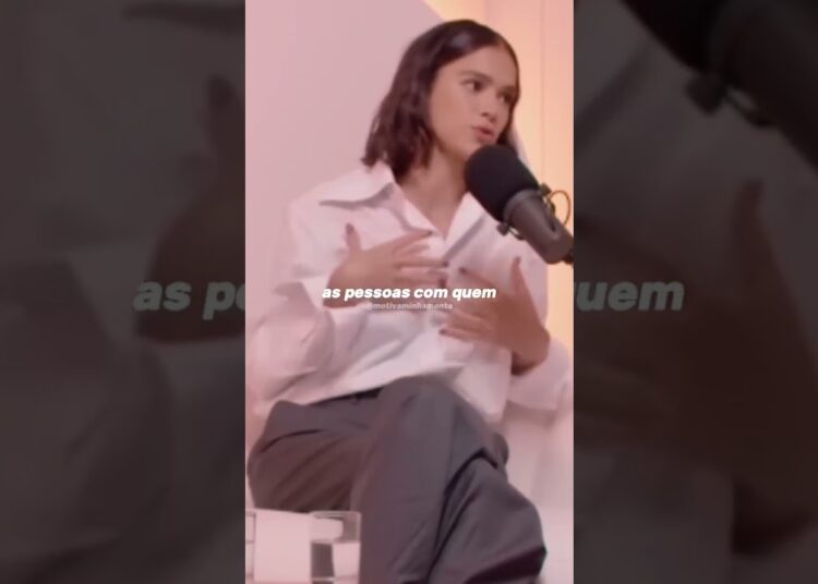 ​Bruna Marquezine revela seu maior segredo sobre amigos! #shorts, #viral, #fyp, #brunamarquezine