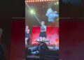 O que as celebridades fazem quando fãs jogam coisas no palco 😳