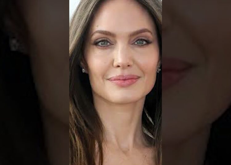 Angelina Jolie — La organizadora de funerales